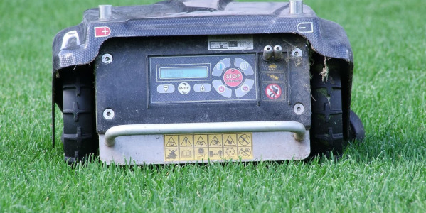 Comment puis-je garder la batterie de ma tondeuse à gazon chargée pendant l'hiver ?